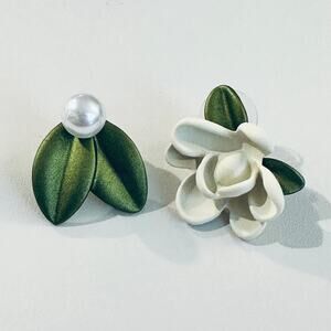 White Flower and Pearl Leaves Earrings